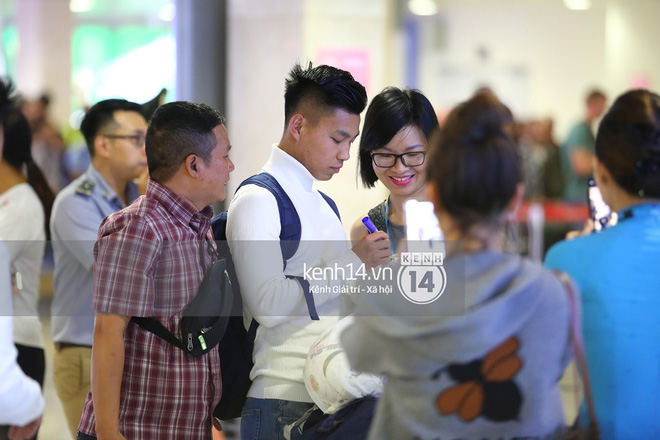 Fan đón U23 hạ cánh Sài Gòn cuồng nhiệt không khác gì sao Hàn! 12 Fan đón U23 hạ cánh Sài Gòn cuồng nhiệt không khác gì sao Hàn! 12