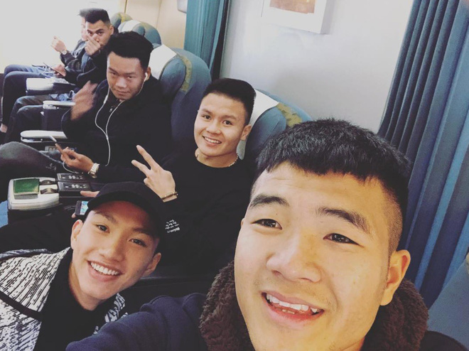 Fan đón U23 hạ cánh Sài Gòn cuồng nhiệt không khác gì sao Hàn! 15 Fan đón U23 hạ cánh Sài Gòn cuồng nhiệt không khác gì sao Hàn! 15