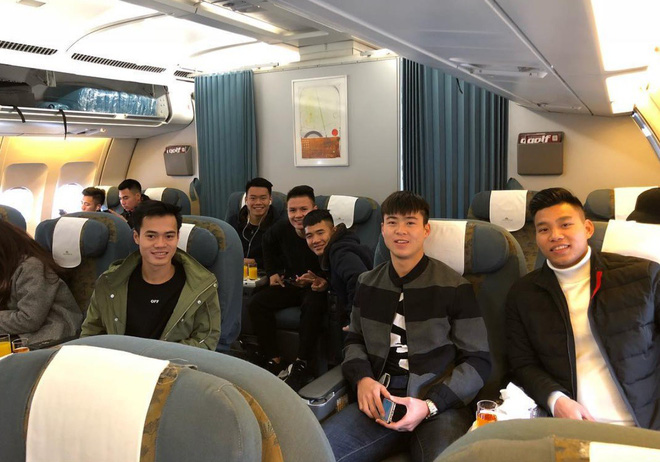 Fan đón U23 hạ cánh Sài Gòn cuồng nhiệt không khác gì sao Hàn! 16 Fan đón U23 hạ cánh Sài Gòn cuồng nhiệt không khác gì sao Hàn! 16