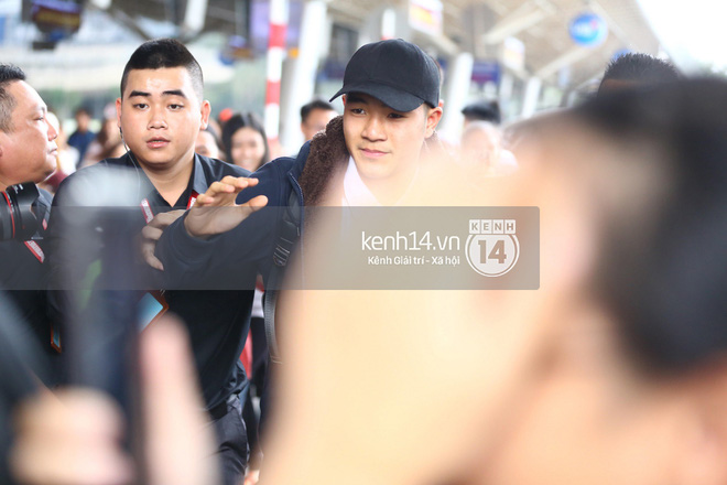 Fan đón U23 hạ cánh Sài Gòn cuồng nhiệt không khác gì sao Hàn! 3 Fan đón U23 hạ cánh Sài Gòn cuồng nhiệt không khác gì sao Hàn! 3
