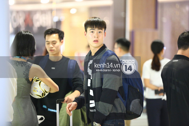 Fan đón U23 hạ cánh Sài Gòn cuồng nhiệt không khác gì sao Hàn! 4 Fan đón U23 hạ cánh Sài Gòn cuồng nhiệt không khác gì sao Hàn! 4