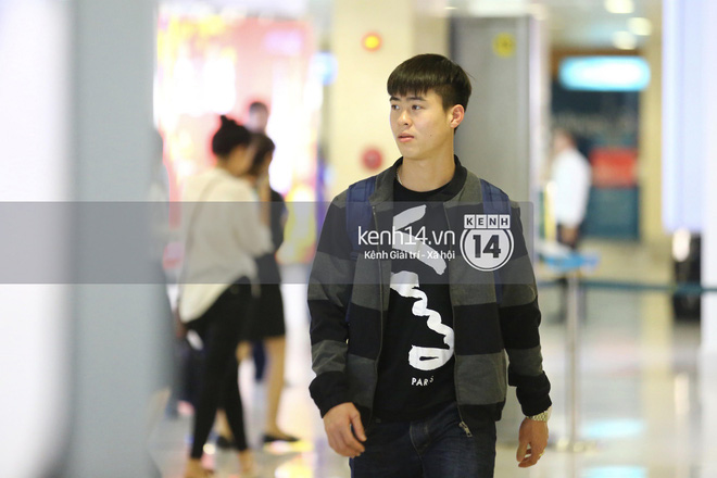 Fan đón U23 hạ cánh Sài Gòn cuồng nhiệt không khác gì sao Hàn! 5 Fan đón U23 hạ cánh Sài Gòn cuồng nhiệt không khác gì sao Hàn! 5