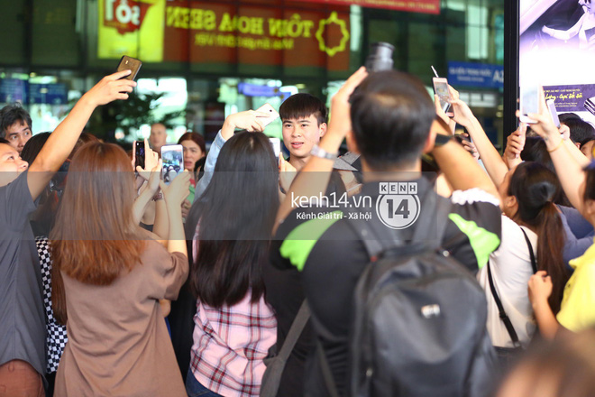 Fan đón U23 hạ cánh Sài Gòn cuồng nhiệt không khác gì sao Hàn! 6 Fan đón U23 hạ cánh Sài Gòn cuồng nhiệt không khác gì sao Hàn! 6
