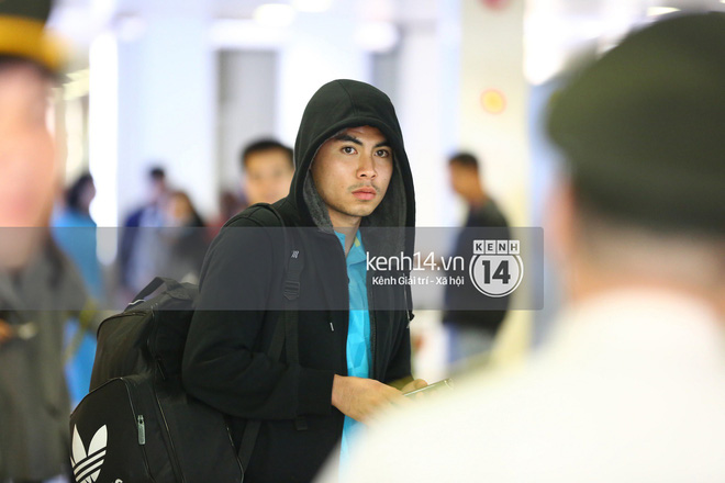 Fan đón U23 hạ cánh Sài Gòn cuồng nhiệt không khác gì sao Hàn! 8 Fan đón U23 hạ cánh Sài Gòn cuồng nhiệt không khác gì sao Hàn! 8