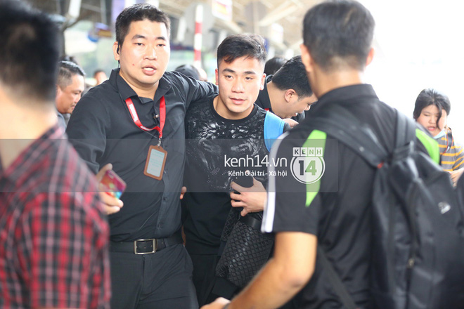 Fan đón U23 hạ cánh Sài Gòn cuồng nhiệt không khác gì sao Hàn! 9 Fan đón U23 hạ cánh Sài Gòn cuồng nhiệt không khác gì sao Hàn! 9