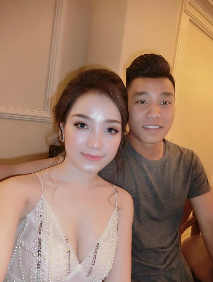 Vũ Văn Thanh U23 Việt Nam đưa bạn gái hot girl về ra mắt