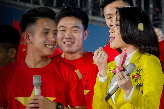 Hành động đáng yêu của Mỹ Tâm khi được cầu thủ U23 Việt Nam tặng quà - Ảnh 4.