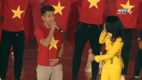 Hành động đáng yêu của Mỹ Tâm khi được cầu thủ U23 Việt Nam tặng quà - Ảnh 1.
