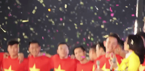 Hành động đáng yêu của Mỹ Tâm khi được cầu thủ U23 Việt Nam tặng quà 3
