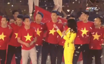 Hành động đáng yêu của Mỹ Tâm khi được cầu thủ U23 Việt Nam tặng quà