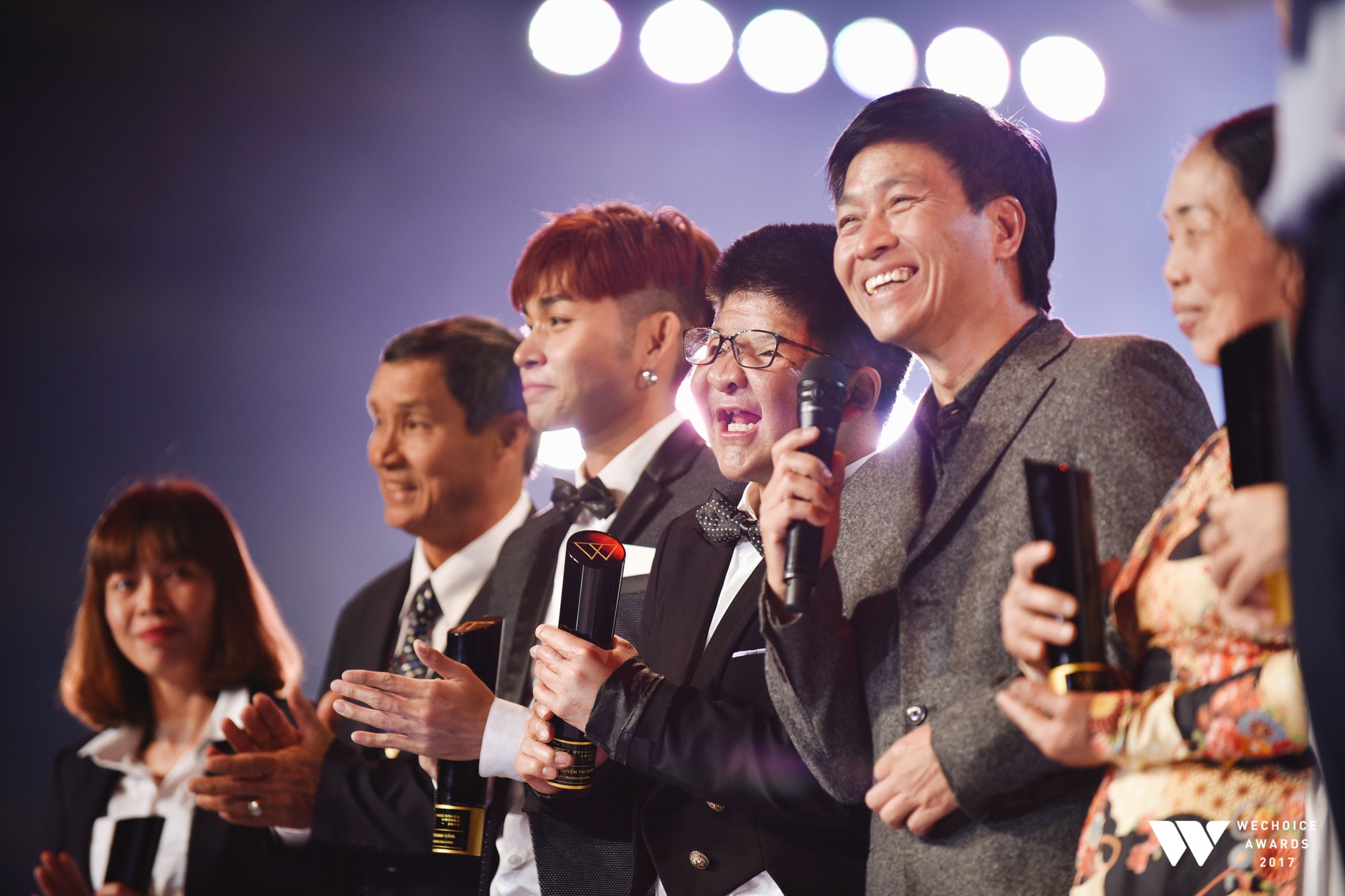 Gala WeChoice Awards 2017 và loạt khoảnh khắc chạm đến trái tim khi những niềm cảm hứng được tôn vinh! 1 Gala WeChoice Awards 2017 và loạt khoảnh khắc chạm đến trái tim khi những niềm cảm hứng được tôn vinh! 1