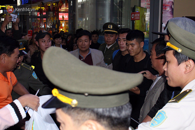 Người dân mang cờ hoa, lái xe tải đến sân bay Đà Nẵng chờ hàng giờ để đón các tuyển thủ U23 Việt Nam 12