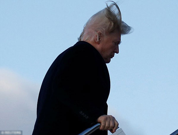 Tổng thống Trump bị lộ đầu hói vì cơn gió mạnh bất ngờ 1