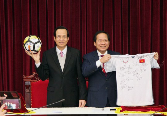 Một người trả 6 tỷ đồng cho áo và quả bóng U23 tặng Thủ tướng 2