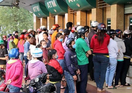 Hà Nội: Người dân chật vật xếp hàng chờ... rút tiền ở cây ATM ngày cận Tết 4