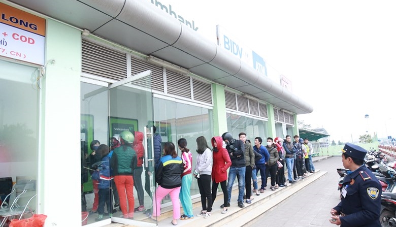 Hà Nội: Người dân chật vật xếp hàng chờ... rút tiền ở cây ATM ngày cận Tết 1