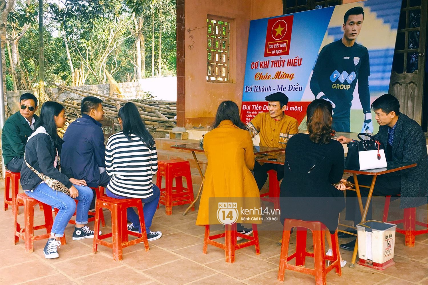 Anh em Tiến Dũng U23 về nhà ăn Tết, mua tivi mới cho gia đình vì muốn chúng con đá ở đâu, bố mẹ cũng có thể nhìn thấy - ảnh 1 Anh em Tiến Dũng U23 về nhà ăn Tết, mua tivi mới cho gia đình vì muốn chúng con đá ở đâu, bố mẹ cũng có thể nhìn thấy - Ảnh 1.