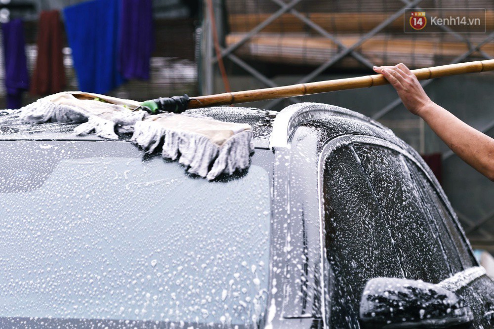 Ngày 30 Tết, dịch vụ rửa xe đắt như tôm tươi, 200.000 đồng/lần rửa xe ô tô khách vẫn phải xếp hàng chờ hàng giờ - Ảnh 2.