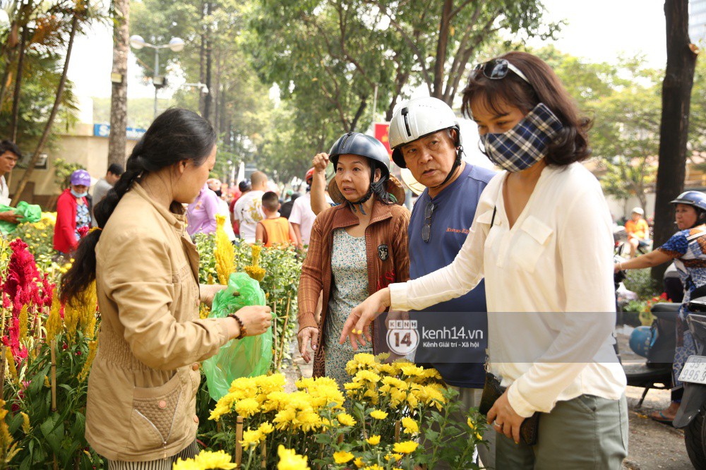 Clip: Không bán hết hàng trưa 30 Tết, nhiều tiểu thương tự tay đập nát chậu hoa, vứt vào thùng rác - Ảnh 4.