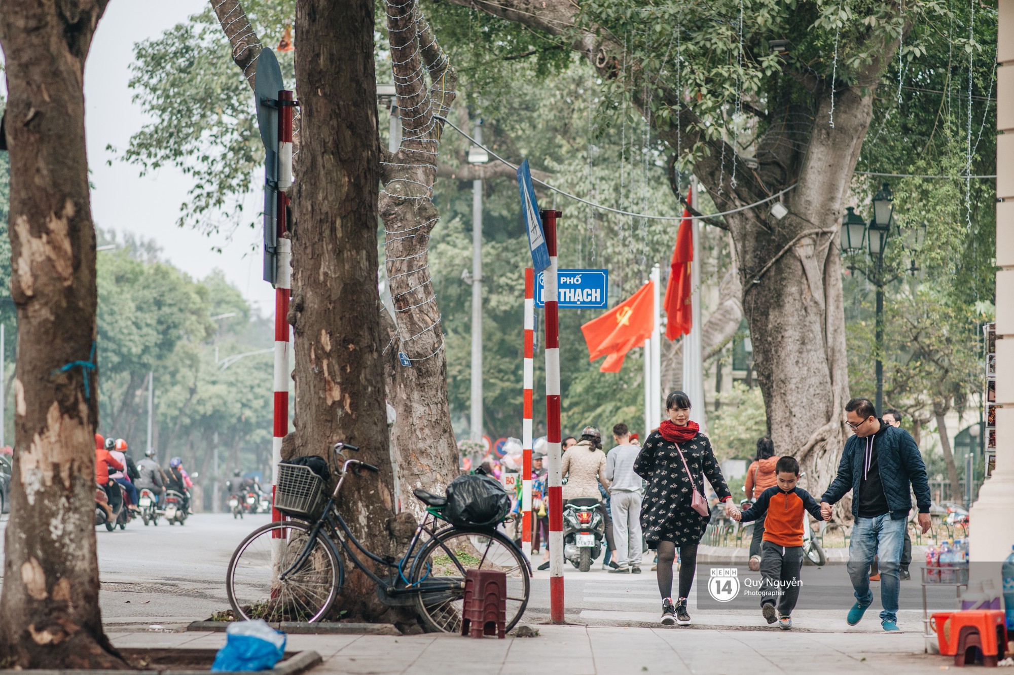 Buổi sáng cuối cùng của năm chẳng còn khói bụi hay dòng người tất tả ngược xuôi, Hà Nội bỗng bình yên đến lạ - Ảnh 3.