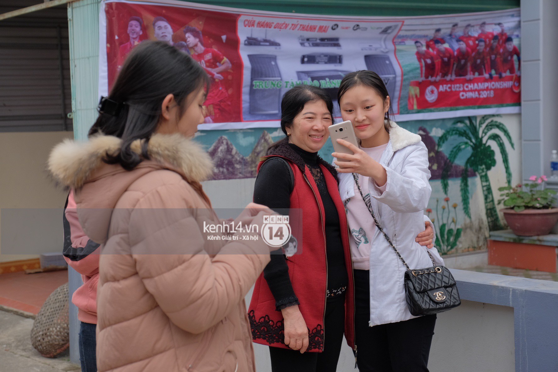 Mong được gặp Xuân Trường U23, nhiều fangirl tận Hà Giang vẫn chịu khó bắt xe xuống Tuyên Quang vào ngày Valentine - Ảnh 3.