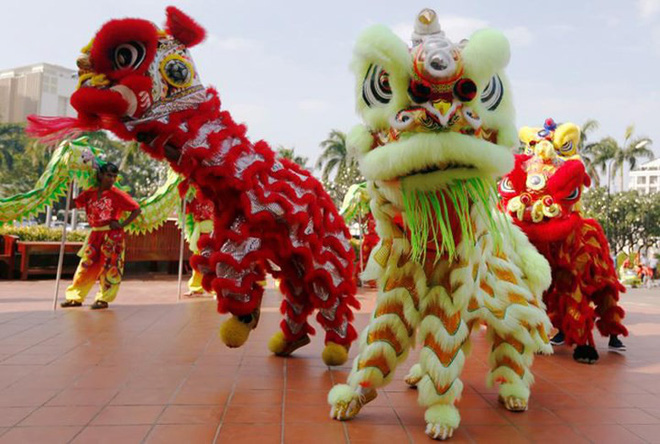 Châu Á ngập tràn sắc đỏ cùng linh vật chú chó chào Tết Nguyên Đán 2 Châu Á ngập tràn sắc đỏ cùng linh vật chú chó chào Tết Nguyên Đán 2