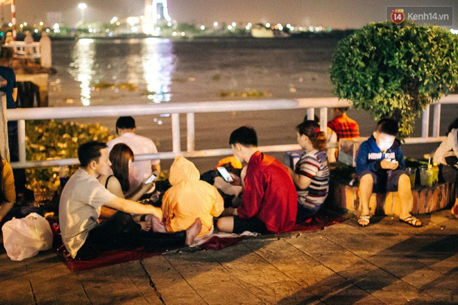 Chùm ảnh: Người lớn trẻ nhỏ trải bạt nằm la liệt bên bến Bạch Đằng chờ xem pháo hoa giao thừa năm mới Mậu Tuất 2018 - Ảnh 14. Chùm ảnh: Người lớn trẻ nhỏ trải bạt nằm la liệt bên bến Bạch Đằng chờ xem pháo hoa giao thừa năm mới Mậu Tuất 2018 14