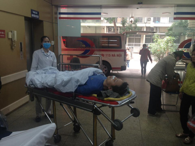 A9 Bạch Mai “vỡ trận” vì bệnh nhân nhập viện đông trong dịp Tết - Ảnh 2.