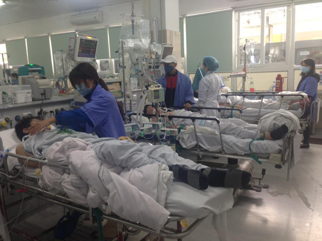 A9 Bạch Mai “vỡ trận” vì bệnh nhân nhập viện đông trong dịp Tết - Ảnh 8.