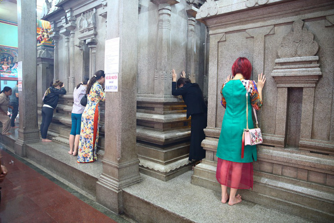 Mồng 3 Tết, người Sài Gòn đi chùa, úp mặt trò chuyện với tường đá trong ngôi đền Ấn giáo trăm tuổi - Ảnh 7.