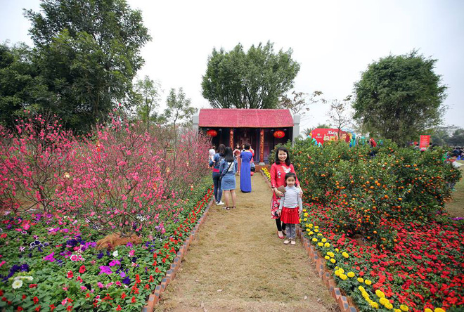 Thích thú với cảnh đi cà kheo tại lễ hội xuân 3 miền ở Hà Nội - Ảnh 1. Thích thú với cảnh đi cà kheo tại lễ hội xuân 3 miền ở Hà Nội 1