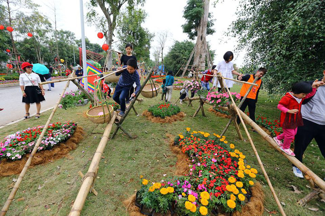 Thích thú với cảnh đi cà kheo tại lễ hội xuân 3 miền ở Hà Nội - Ảnh 9. Thích thú với cảnh đi cà kheo tại lễ hội xuân 3 miền ở Hà Nội 9