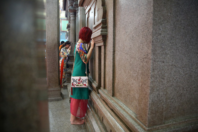 Mồng 3 Tết, người Sài Gòn đi chùa, úp mặt trò chuyện với tường đá trong ngôi đền Ấn giáo trăm tuổi - Ảnh 5.
