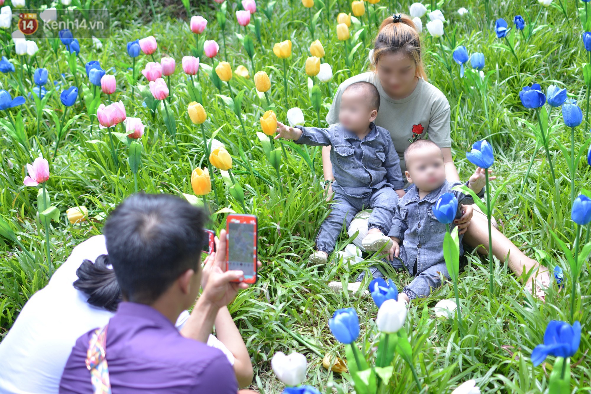 Vườn hoa tulip, hoa hồng trong Thảo Cầm Viên Sài Gòn bị du khách thản nhiên giẫm đạp - Ảnh 2.