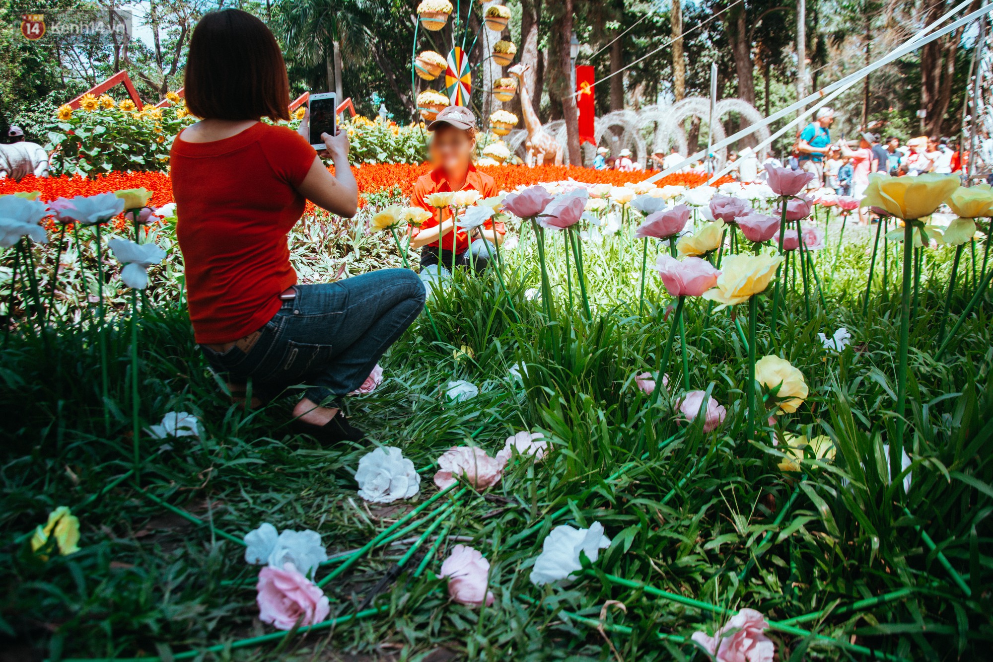 Vườn hoa tulip, hoa hồng trong Thảo Cầm Viên Sài Gòn bị du khách thản nhiên giẫm đạp - Ảnh 9.