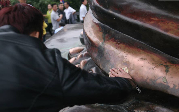 Hình ảnh người dân chen chúc nhét tiền, xoa tượng phật tại chùa Bái Đính 7