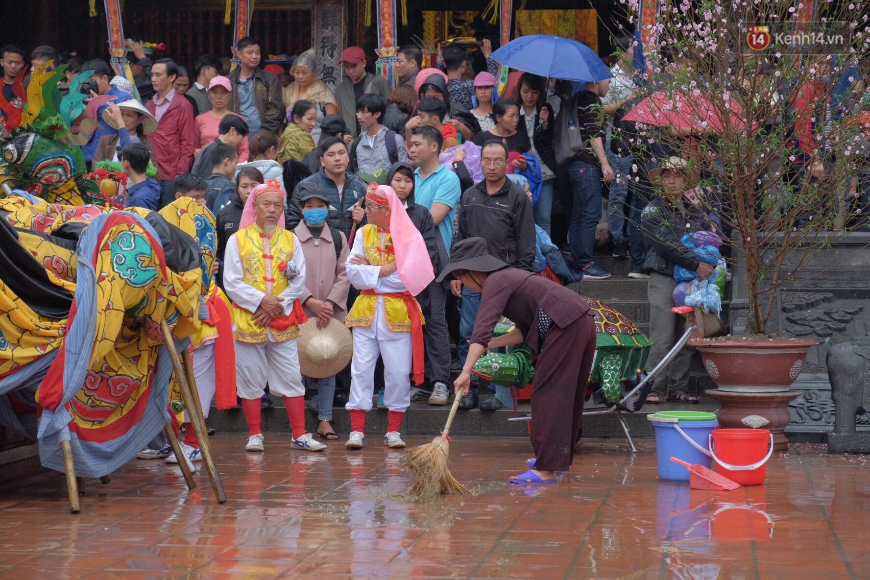 Khai hội chùa Hương, bất chấp mưa xuân người dân vẫn mặc áo mưa, che dù đến xem hội - Ảnh 5.