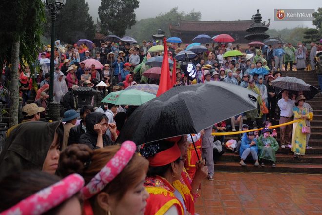 Khai hội chùa Hương, bất chấp mưa xuân người dân vẫn mặc áo mưa, che dù đến xem hội - Ảnh 2.