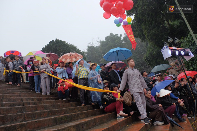 Khai hội chùa Hương, bất chấp mưa xuân người dân vẫn mặc áo mưa, che dù đến xem hội - Ảnh 3.
