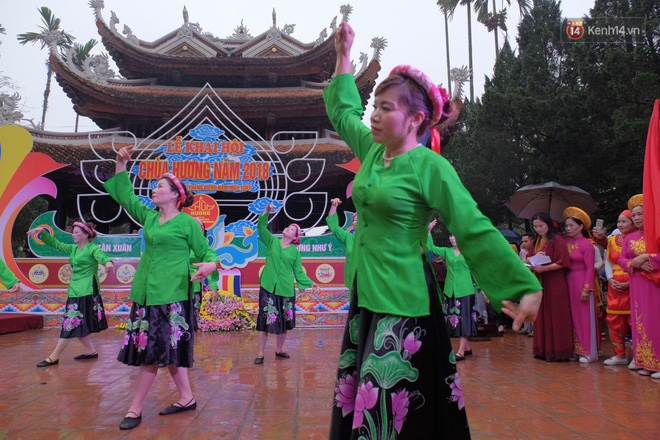 Khai hội chùa Hương, bất chấp mưa xuân người dân vẫn mặc áo mưa, che dù đến xem hội - Ảnh 1.