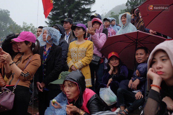 Khai hội chùa Hương, bất chấp mưa xuân người dân vẫn mặc áo mưa, che dù đến xem hội - Ảnh 4.