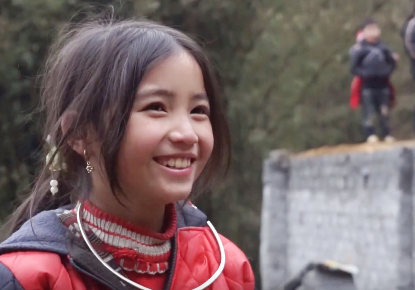 Bé gái HMông gây chú ý khi xuất hiện trong clip của dân phượt với nụ cười cực xinh - Ảnh 8.