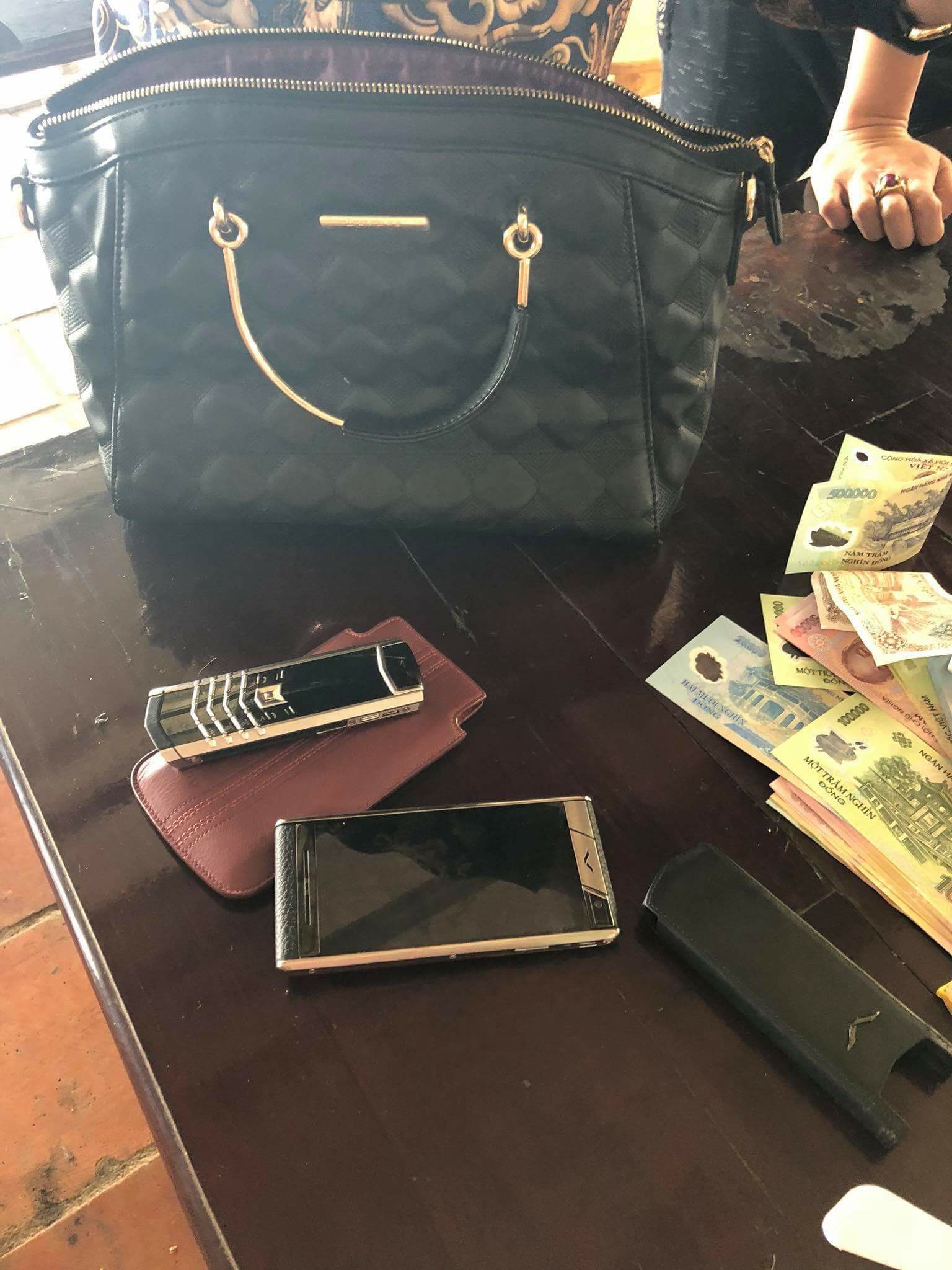 Cô gái trẻ tìm kiếm vị khách bỏ quên túi xách chứa 2 chiếc Vertu cùng gần 50 triệu đồng tiền mặt tại quán ăn - Ảnh 2.