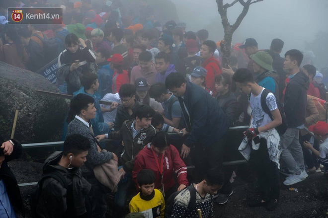 Khai hội Yên Tử, hàng trăm người leo trèo ra khỏi đám đông vì đứng chôn chân 2 tiếng ở đường lên chùa Đồng - Ảnh 10.