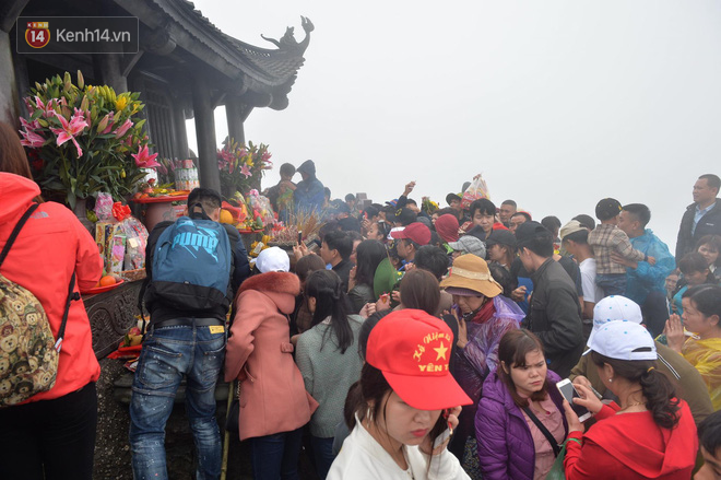 Khai hội Yên Tử, hàng trăm người leo trèo ra khỏi đám đông vì đứng chôn chân 2 tiếng ở đường lên chùa Đồng - Ảnh 14.