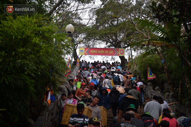 Khai hội Yên Tử, hàng trăm người leo trèo ra khỏi đám đông vì đứng chôn chân 2 tiếng ở đường lên chùa Đồng - Ảnh 7.