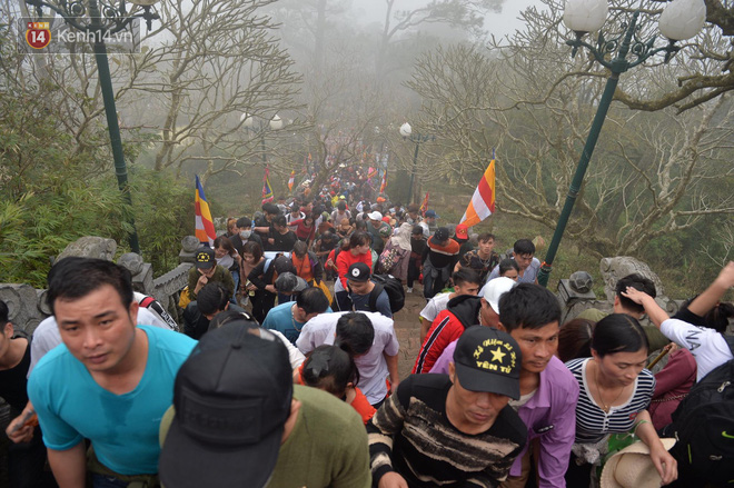 Khai hội Yên Tử, hàng trăm người leo trèo ra khỏi đám đông vì đứng chôn chân 2 tiếng ở đường lên chùa Đồng - Ảnh 6.