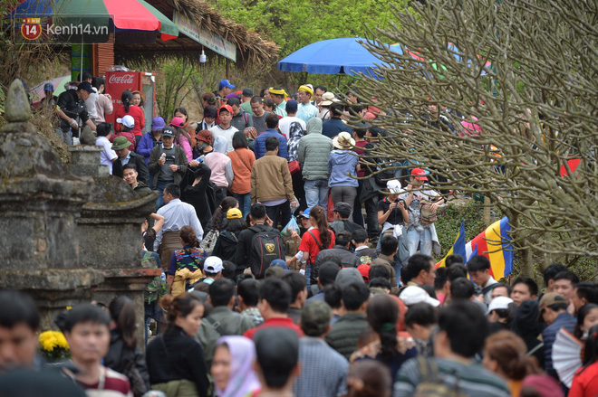 Khai hội Yên Tử, hàng trăm người leo trèo ra khỏi đám đông vì đứng chôn chân 2 tiếng ở đường lên chùa Đồng - Ảnh 8.