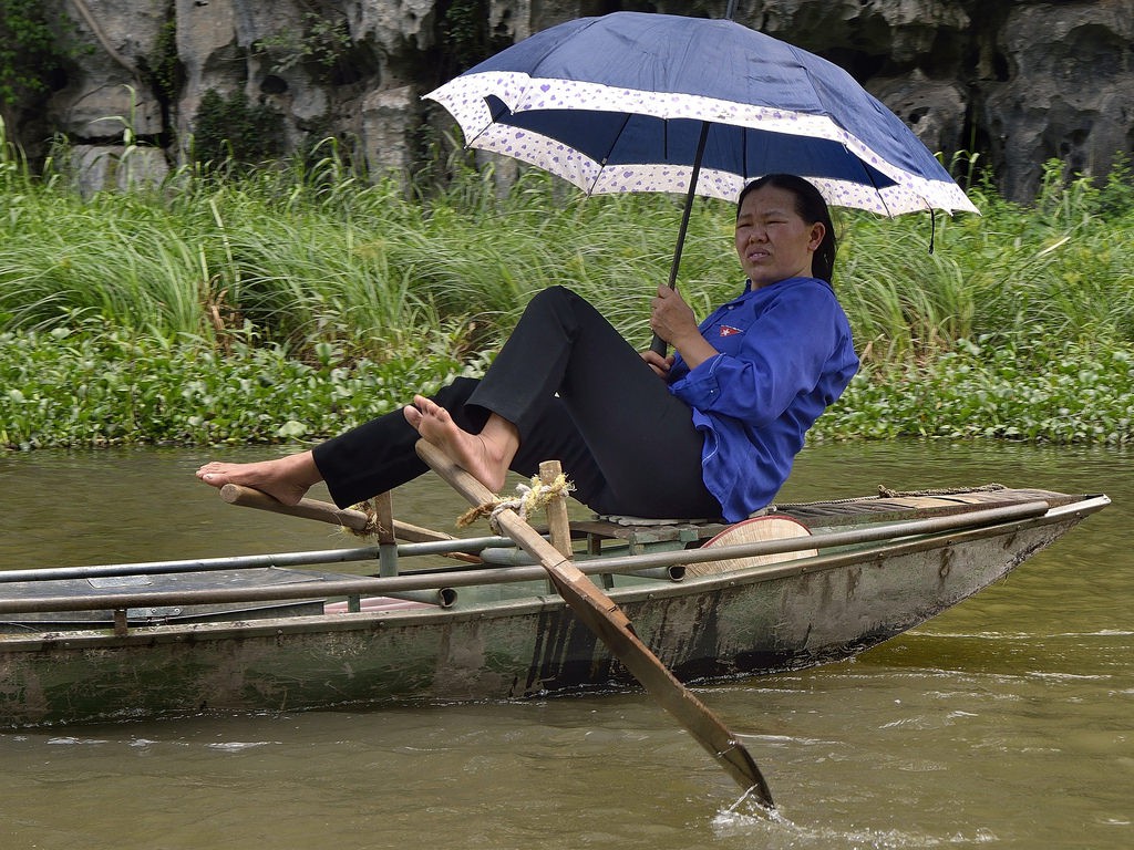 Người lái đò Việt Nam vang danh trên báo nước ngoài với kỹ nghệ chèo thuyền bằng chân vô cùng ấn tượng - Ảnh 2.