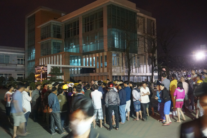 Người dân bao vây nhà máy gây ô nhiễm: Qua 20 cuộc đối thoại nhưng chưa giải quyết được gì - Ảnh 1. Người dân bao vây nhà máy gây ô nhiễm: 'Qua 20 cuộc đối thoại nhưng chưa giải quyết được gì' 1